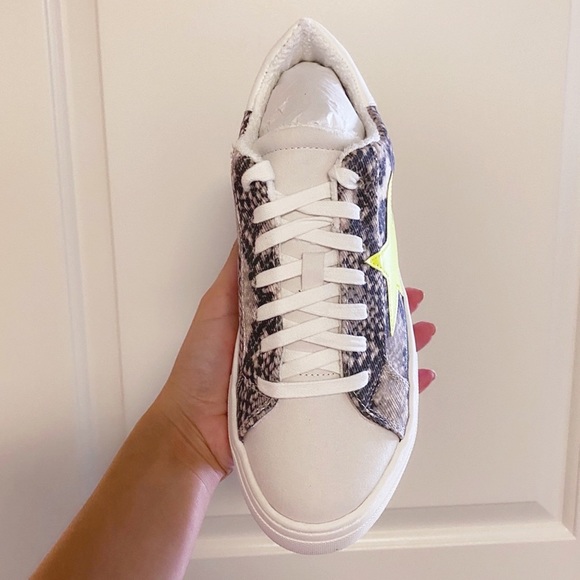 Steven by Steve Madden Reeves Printed Star Patch Sneakers - Picture 3 of 9